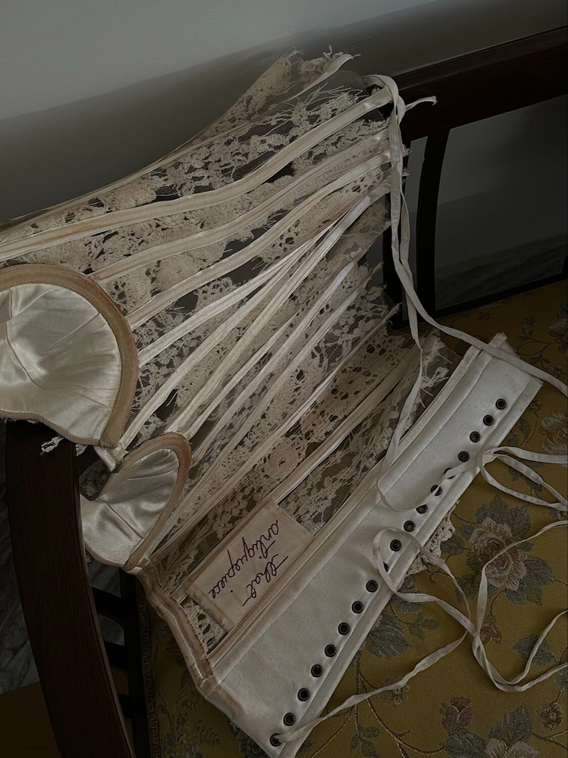 lace-corset-that-antiquepiece_thenodmag
